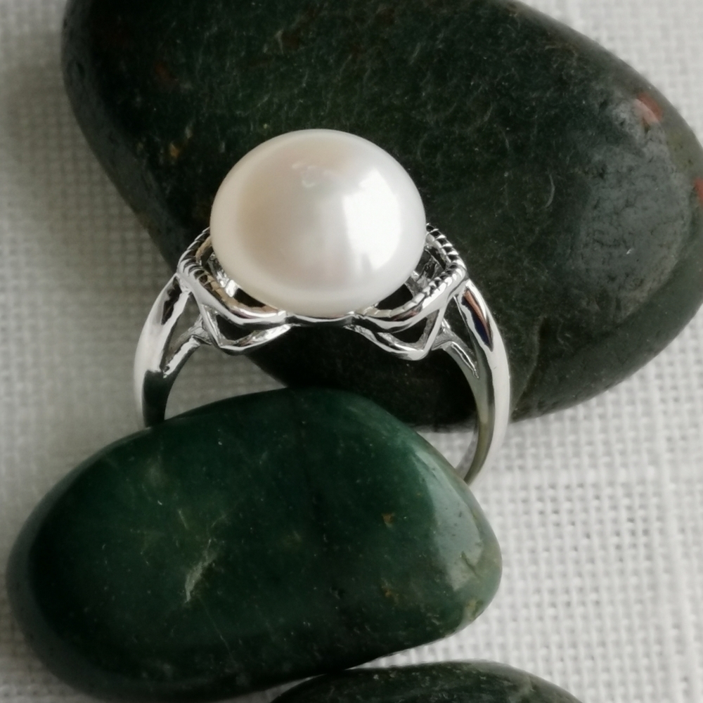 Sterling silver white freshwater pearl ring Size 6 🆕